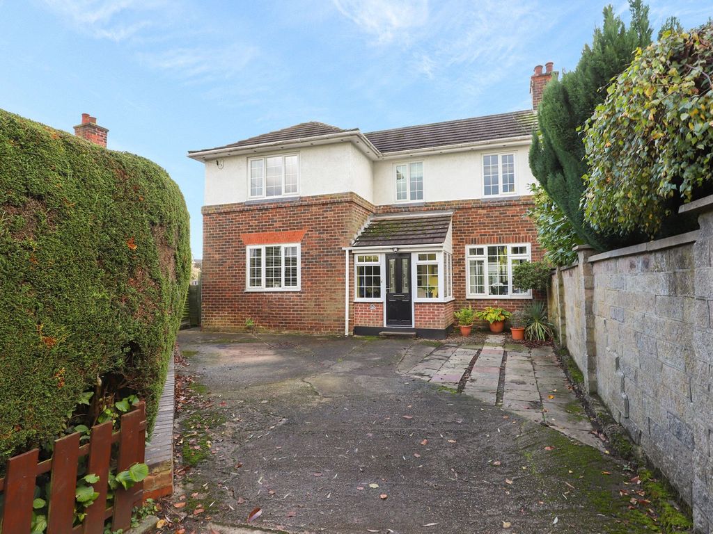 4 bed semidetached house for sale in Littlemoor Crescent, Chesterfield