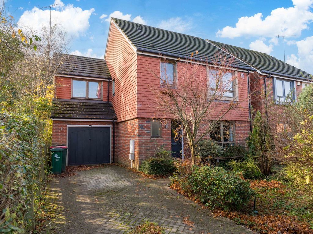4 bed detached house for sale in Delrogue Road, Crawley RH11, £525,000 Zoopla