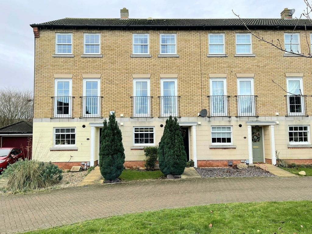 3 bed town house for sale in Orchard Way, Lower Cambourne, Cambridge