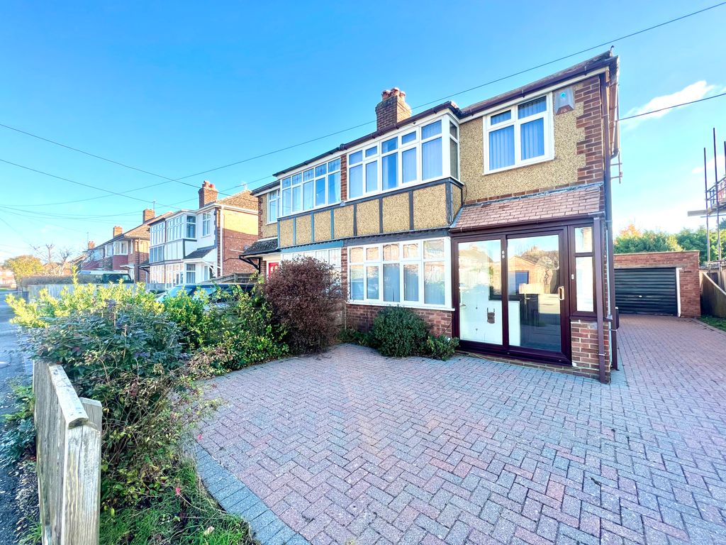 3 bed semidetached house to rent in Norreys Road, Didcot OX11, £1,550