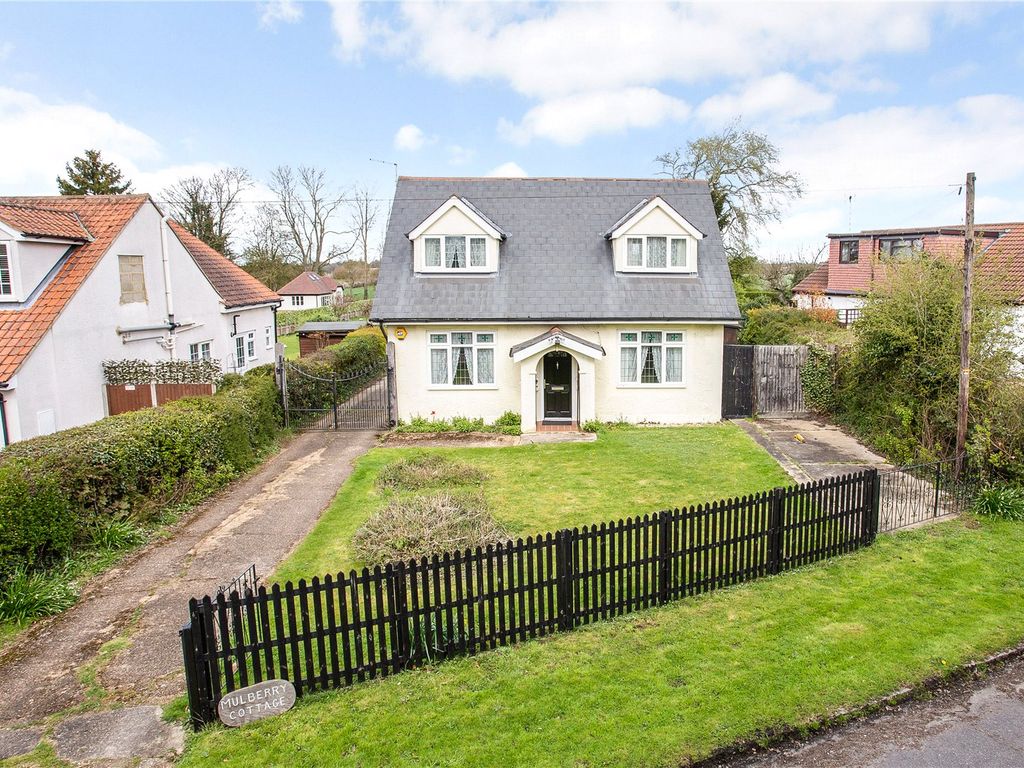 3 bed detached house for sale in Harlow Road, Sheering,