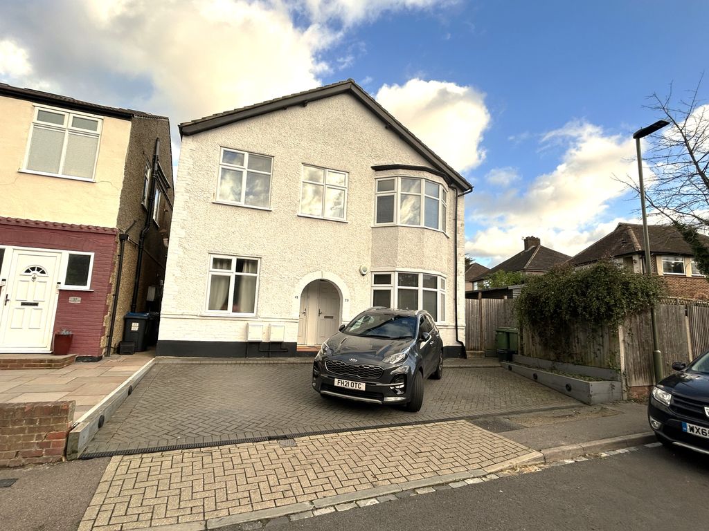 3 bed flat to rent in The Alders, West Wickham BR4, £1,850 pcm Zoopla