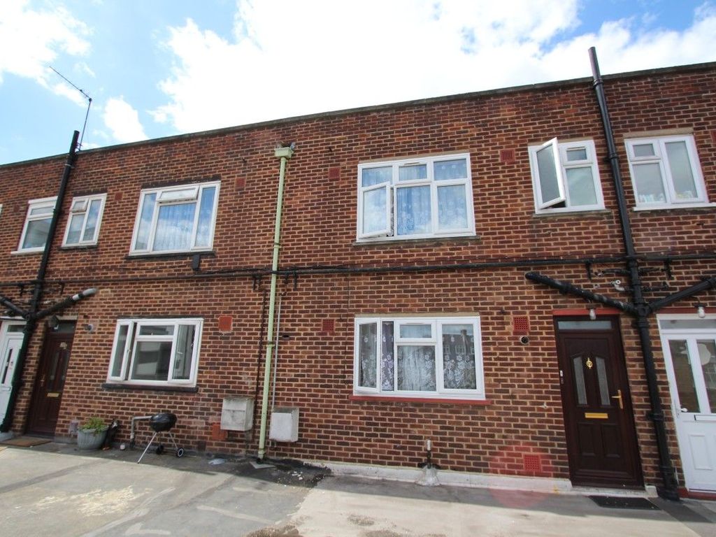 4 bed to rent in Tolworth Broadway, Surbiton KT6, £2,300 pcm