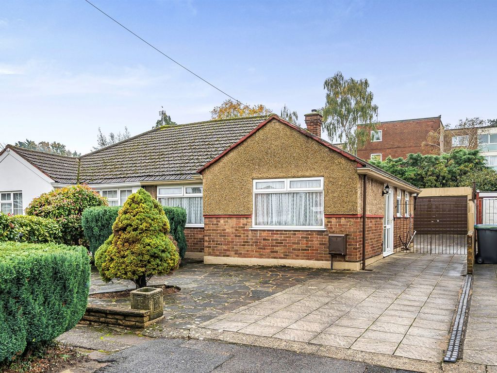 2 bed semidetached bungalow for sale in Hardy Way, Enfield EN2, £