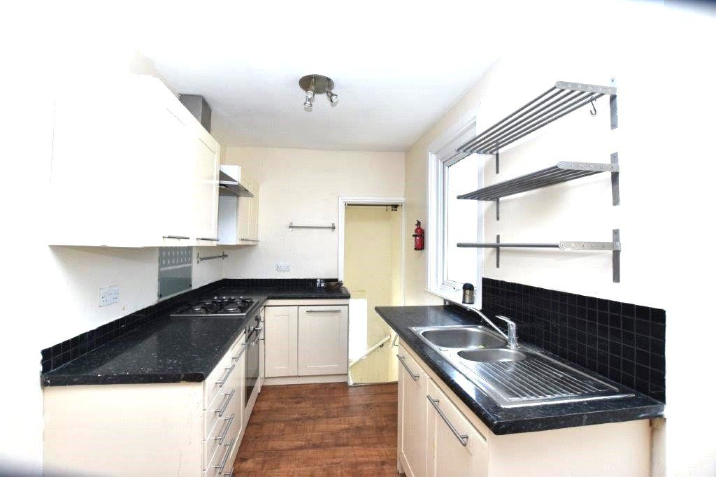 3 bed property to rent in Mersham Road, Thornton Heath CR7, £1,700 pcm