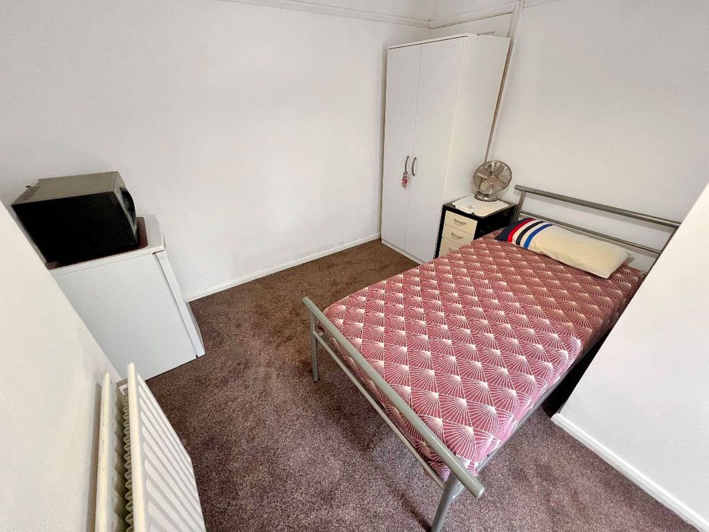 Room to rent in Stanwell Road, Feltham TW14, £850 pcm Zoopla
