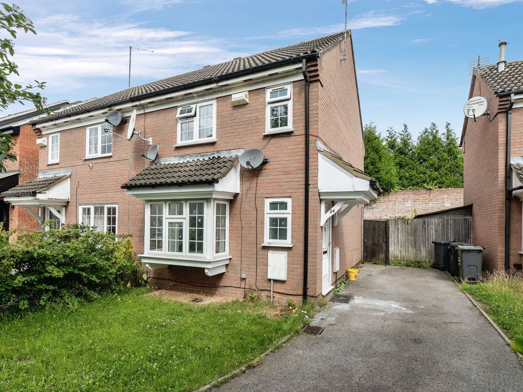 3 bed semidetached house for sale in Dorrington Close, Luton