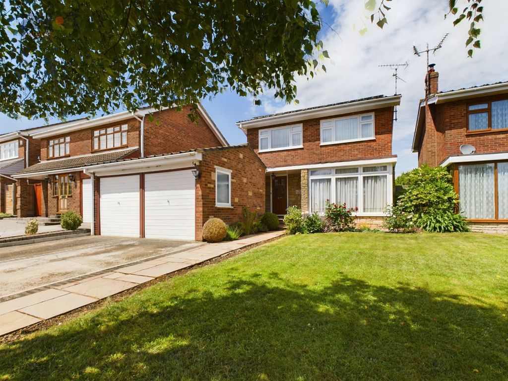4 bed detached house for sale in Malvern Road, Hockley, Essex SS5, £