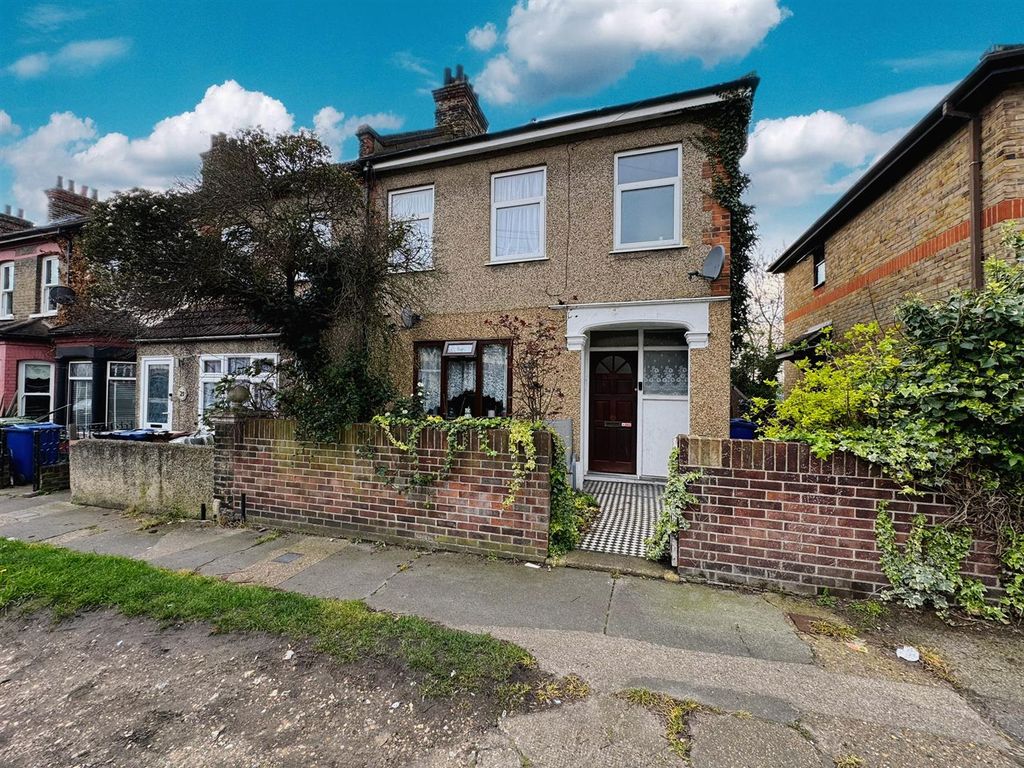 2 bed for sale in Rosebery Road, Grays RM17, £220,000 Zoopla