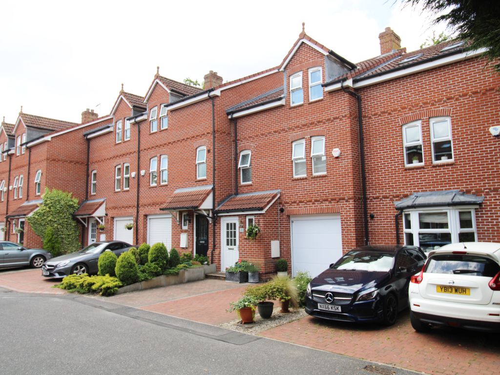 4 bed town house for sale in Tadcaster Road, Dringhouses, York YO24