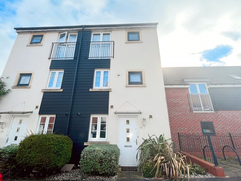 3 bed semidetached house for sale in Sinclair Drive, Basingstoke