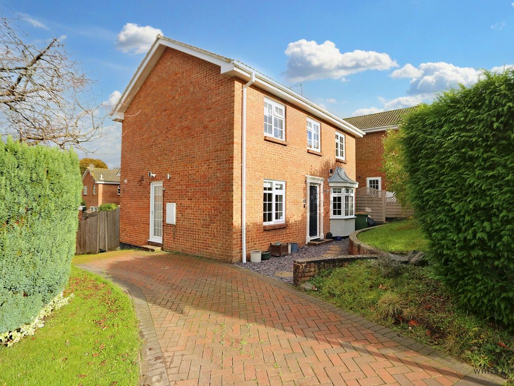 4 bed detached house for sale in The Spinney, SO50, £