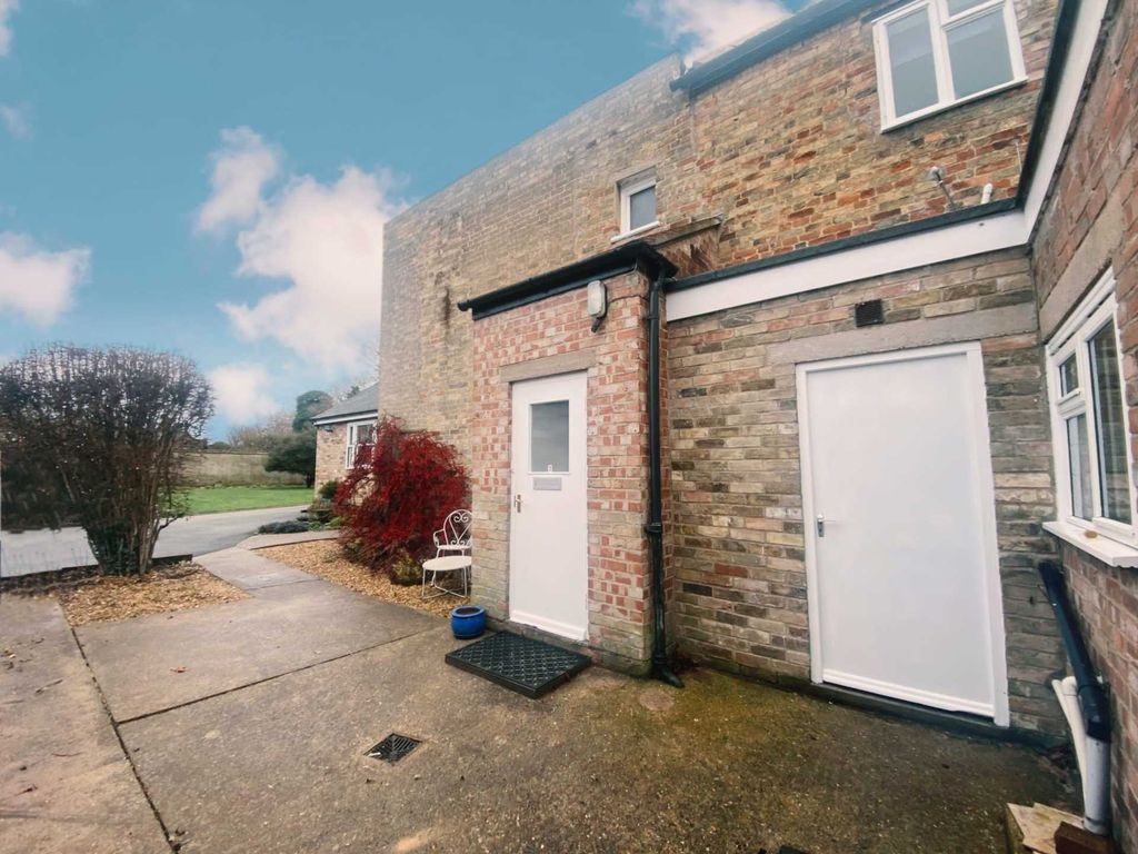 2 bed flat to rent in High Street, Offord Cluny PE19, £1,025 pcm Zoopla