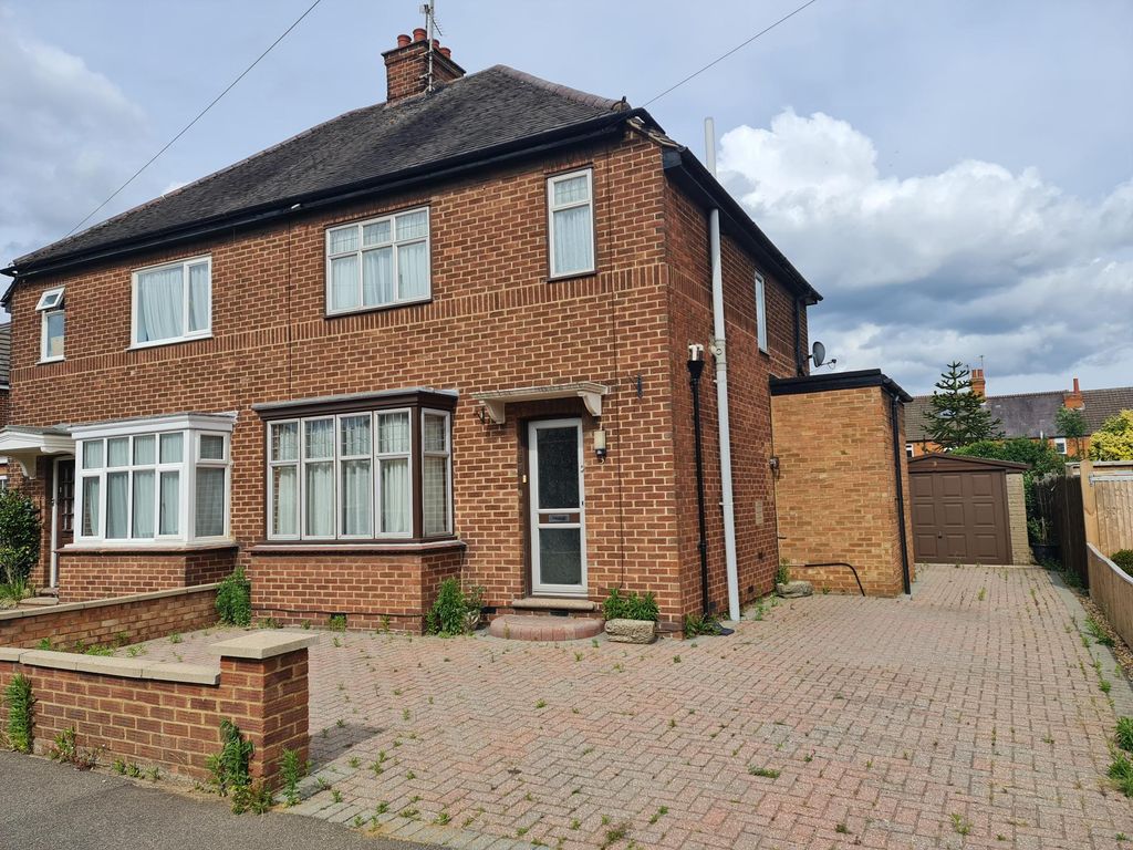 3 bed semidetached house for sale in Clifford Avenue, Bletchley