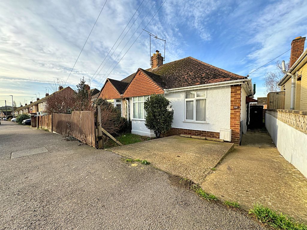 2 bed semidetached bungalow for sale in Bryant Road, Kettering NN15, £