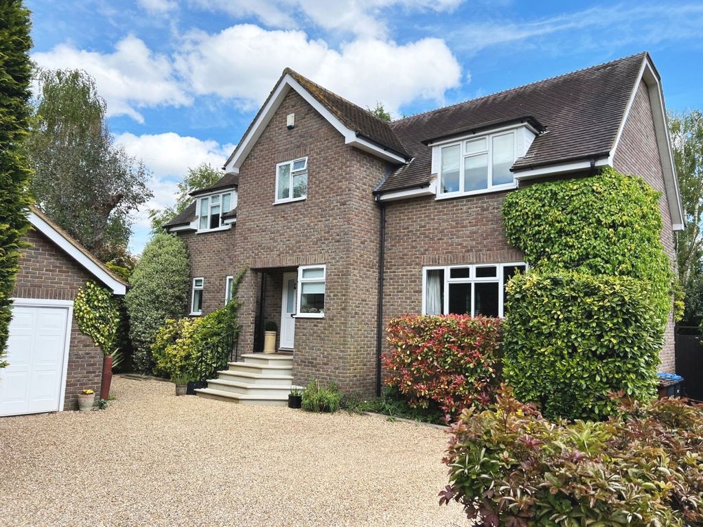 4 bed detached house for sale in Chertsey Lane, StainesUponThames