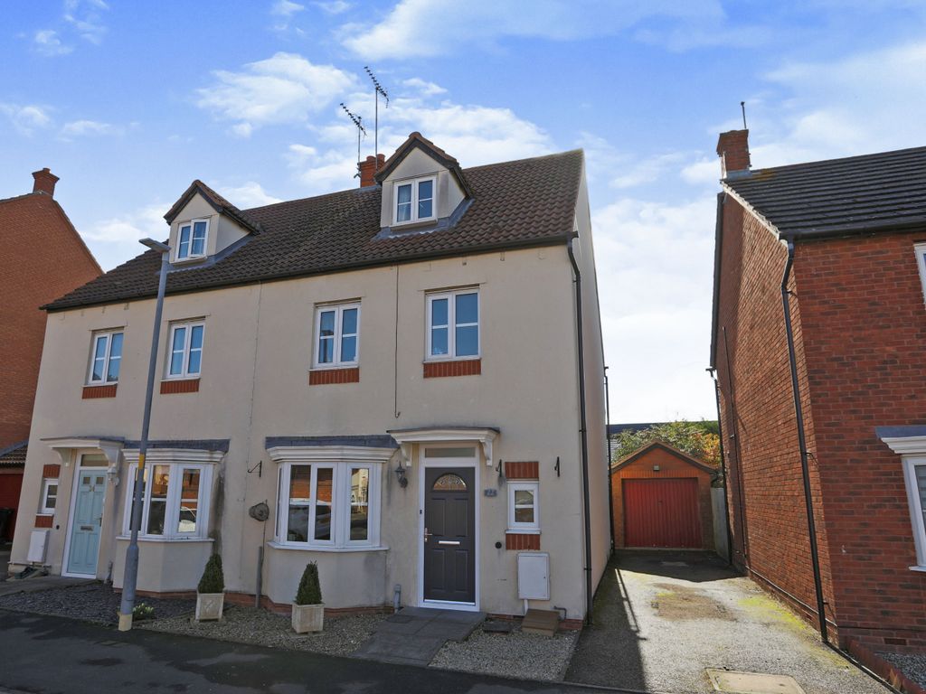 4 bed semidetached house for sale in Spinney Grove, Evesham