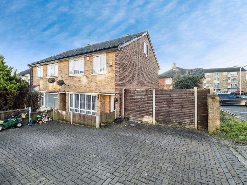 3 bed end terrace house for sale in Highfield Road, Romford RM5, £