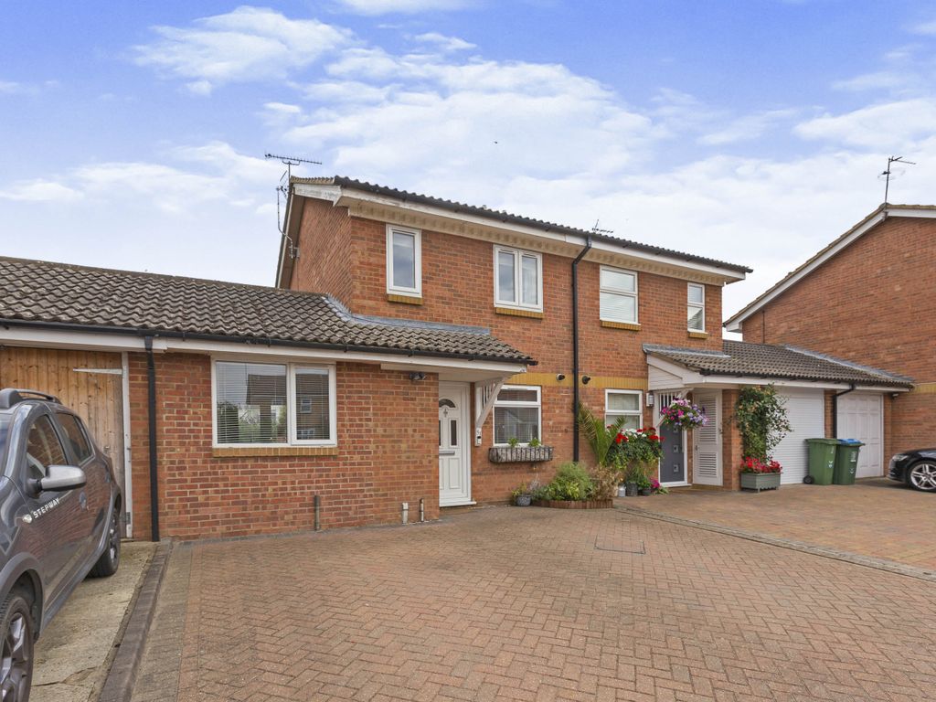 2 bed semidetached house for sale in Savernake Road, Aylesbury HP19 Zoopla