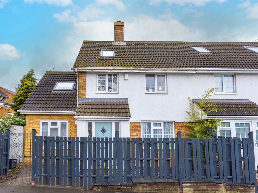 4 bed semidetached house for sale in Bodwell Close, Warners End, Hemel