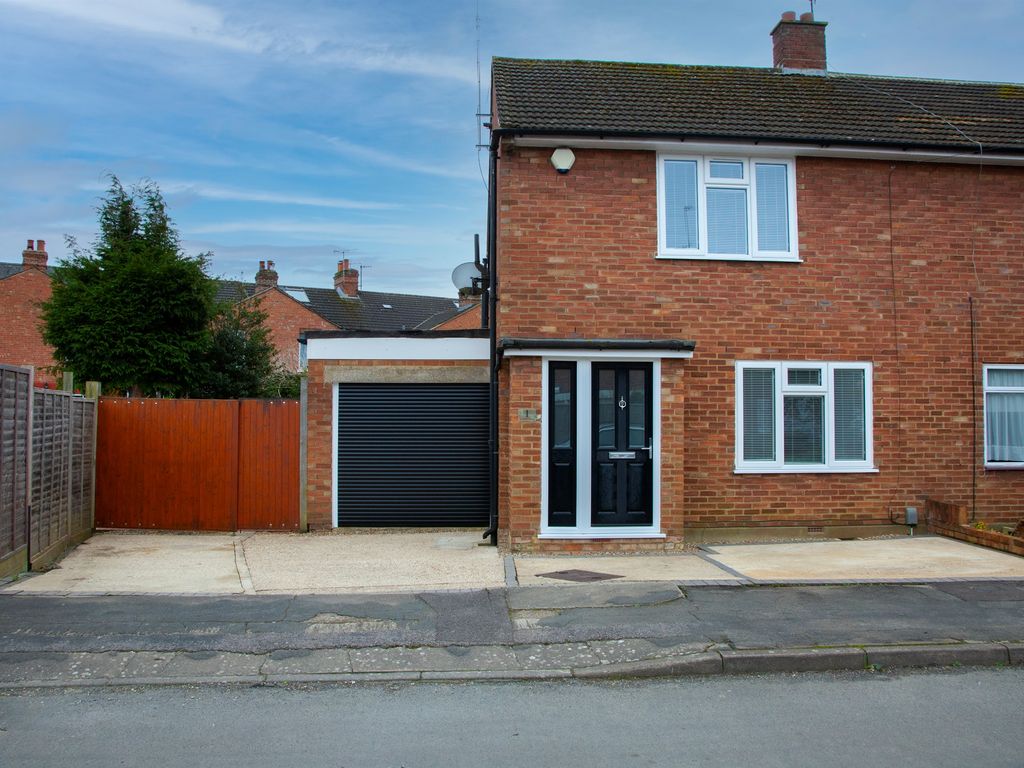 3 bed semidetached house for sale in Leyfield Road, Aylesbury HP21, £