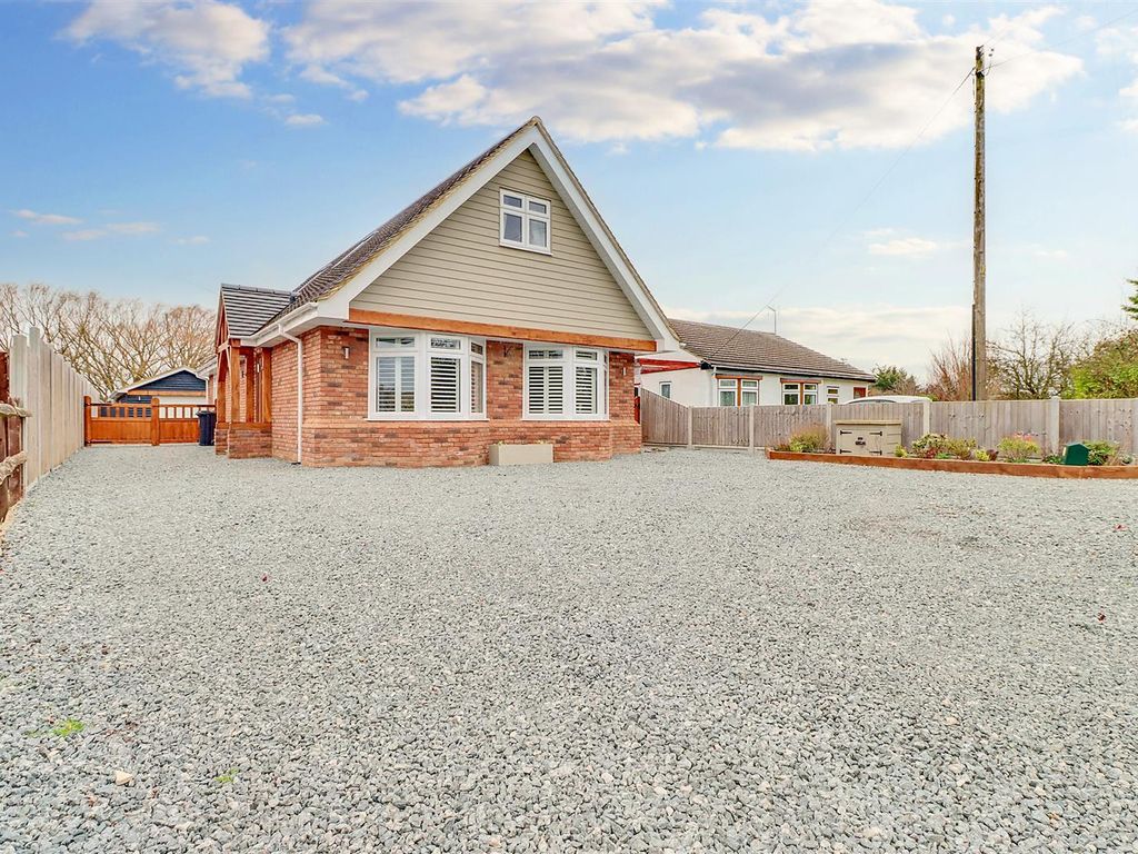 4 bed detached house for sale in Fairway, Wickford SS12, £799,995 Zoopla