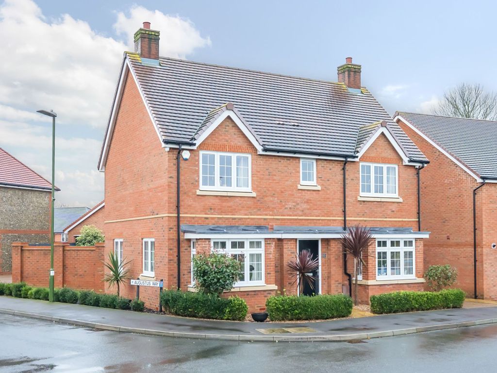 4 bed detached house for sale in Hadrian Drive, PO18, £