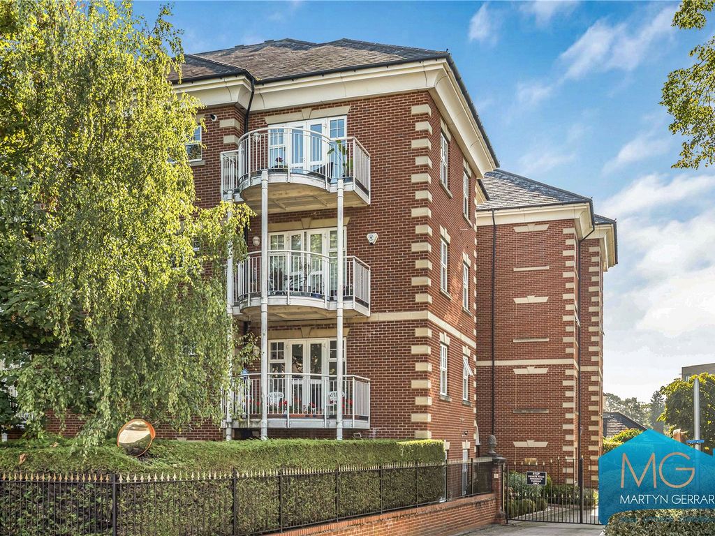 2 bed flat for sale in Corrigan Close, Hendon, London NW4, £550,000