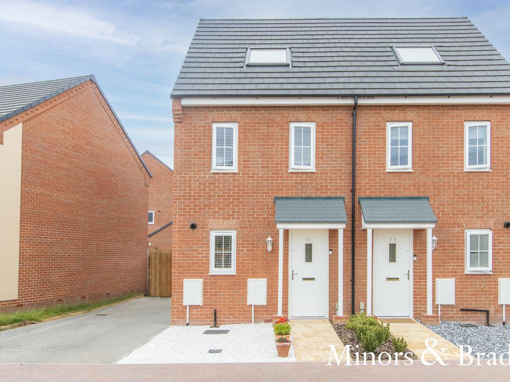 3 bed semidetached house for sale in Deer Vale, Hethersett, Norwich