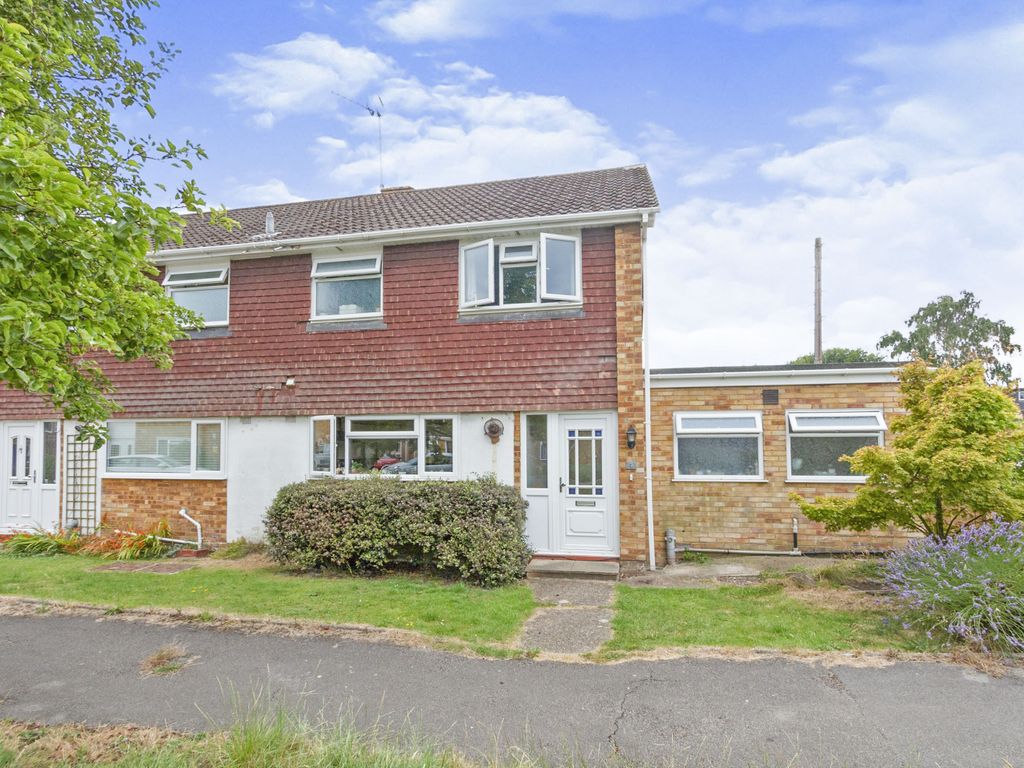 4 bed semidetached house for sale in Derwent Close, Farnborough GU14