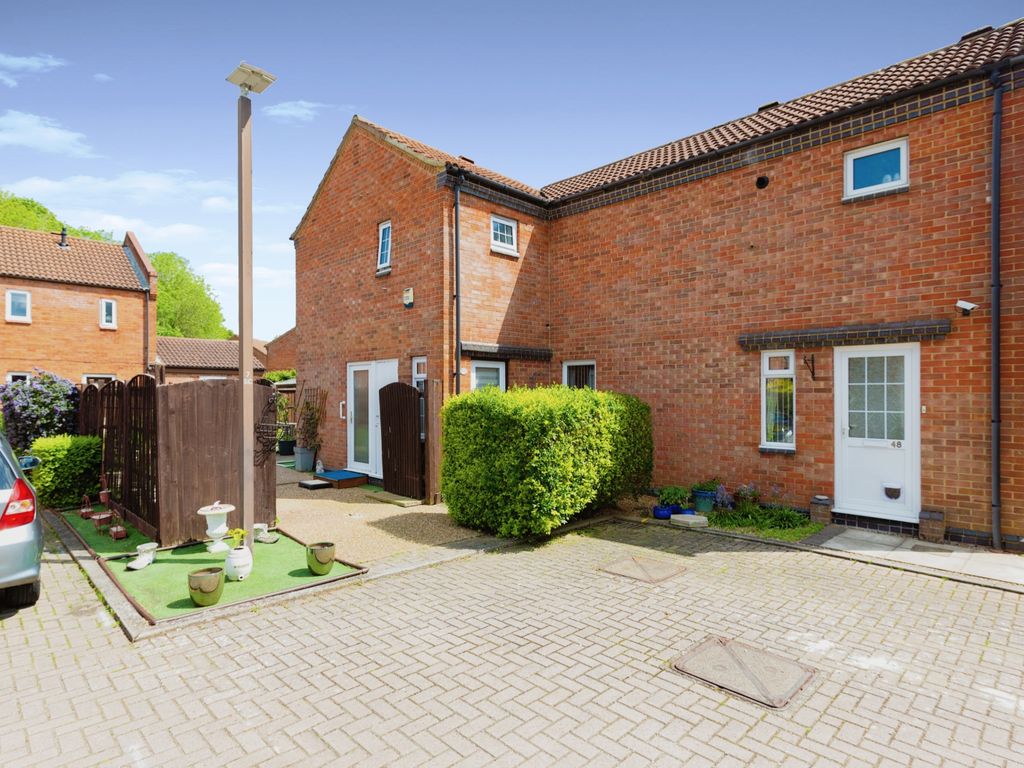 3 bed semidetached house for sale in Smeaton Close, Blakelands, Milton
