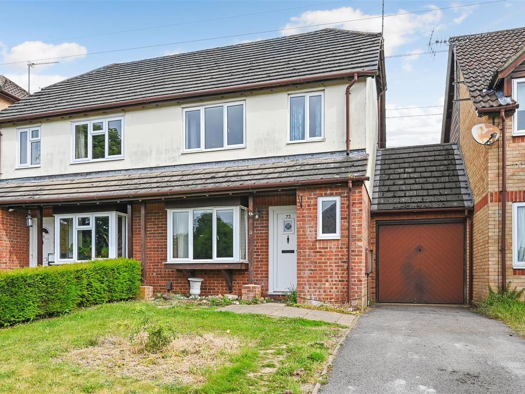 3 bed semidetached house for sale in Swallowfields, Andover SP10, £