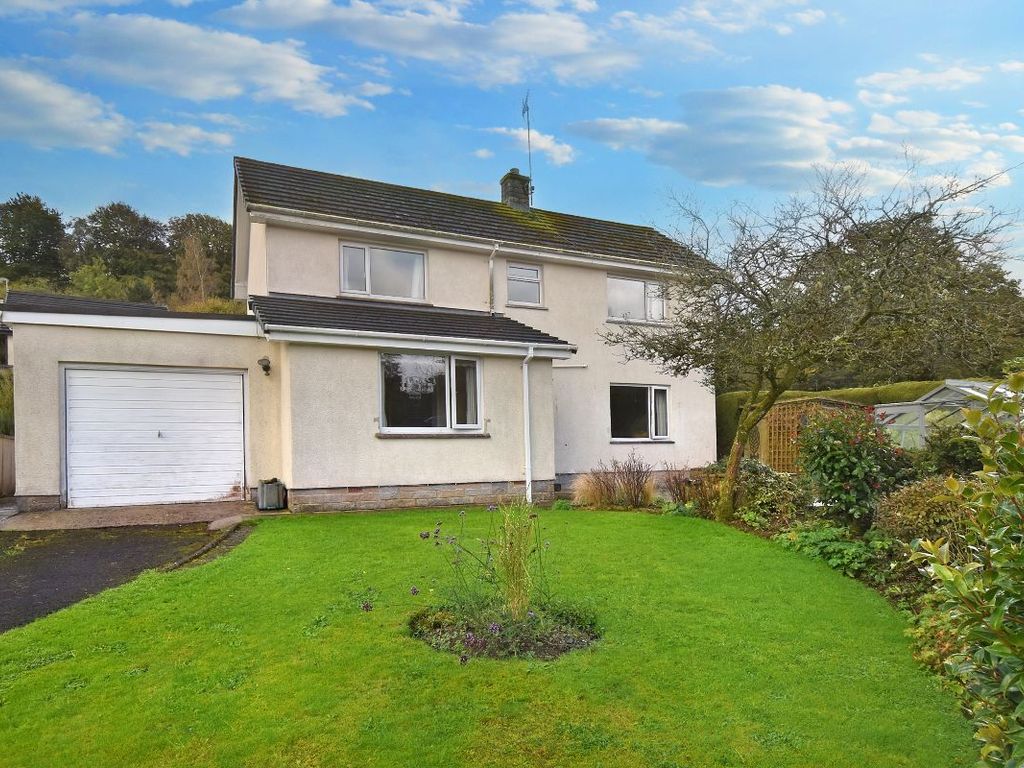 3 bed detached house for sale in Leeze Park, Okehampton EX20, £385,000