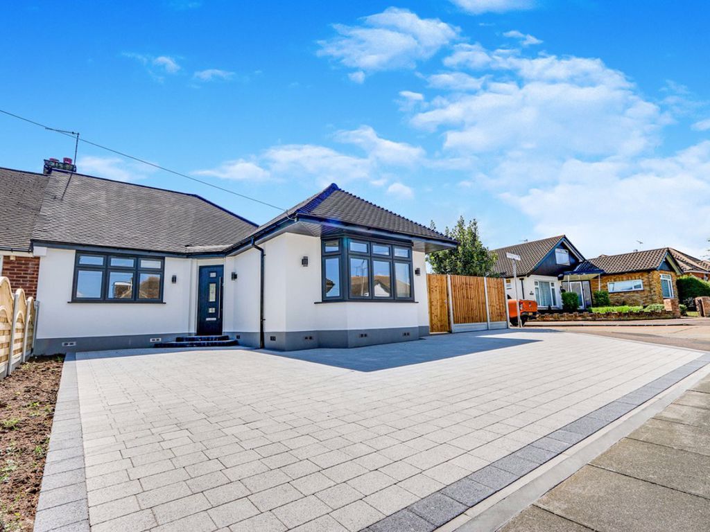 3 bed semidetached bungalow for sale in Roedean Gardens, SouthendOn