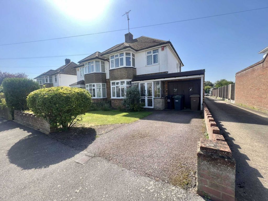 3 bed semidetached house for sale in Woodgreen Road, Luton LU2, £