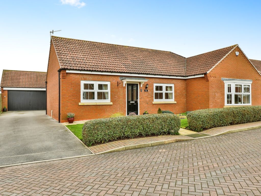 3 bed bungalow for sale in Fieldside Close, Cayton, Scarborough YO11, £