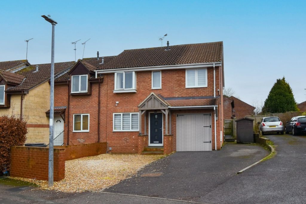 4 bed semidetached house for sale in Clover Park, Swindon SN25, £