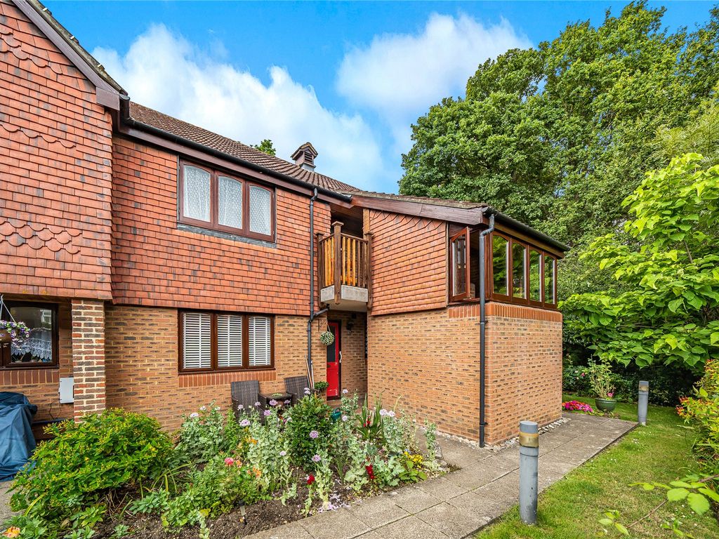2 bed flat for sale in The Alders, West Wickham BR4, £250,000 Zoopla