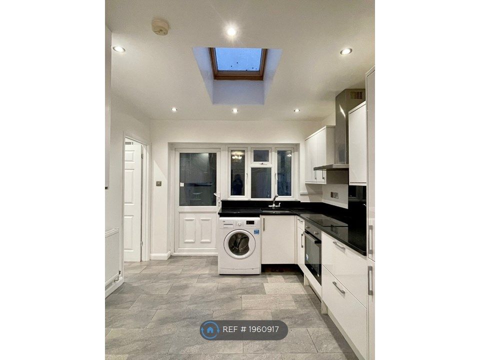 4 bed end terrace house to rent in Havering Gardens, Romford RM6, £