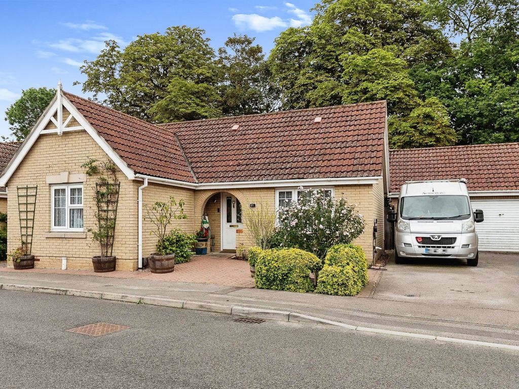 2 bed detached bungalow for sale in Foxglove Way, March PE15, £295,000 Zoopla
