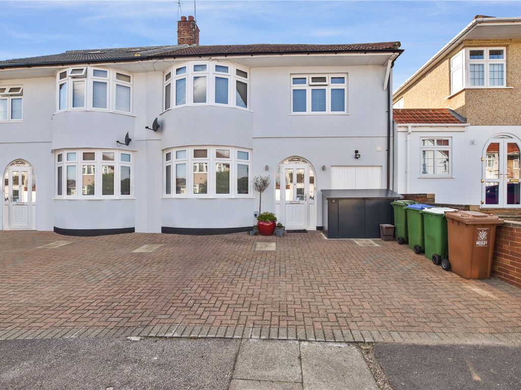 4 bed semidetached house for sale in Martens Close, Bexleyheath, Kent