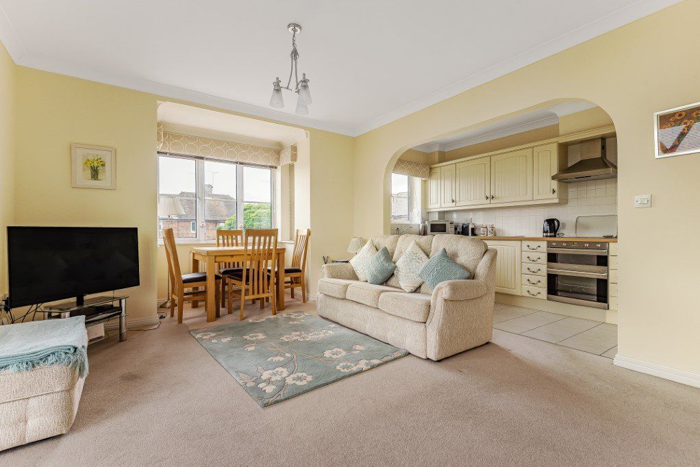 2 bed flat for sale in Marsh Place, Pangbourne, Reading, Berkshire RG8
