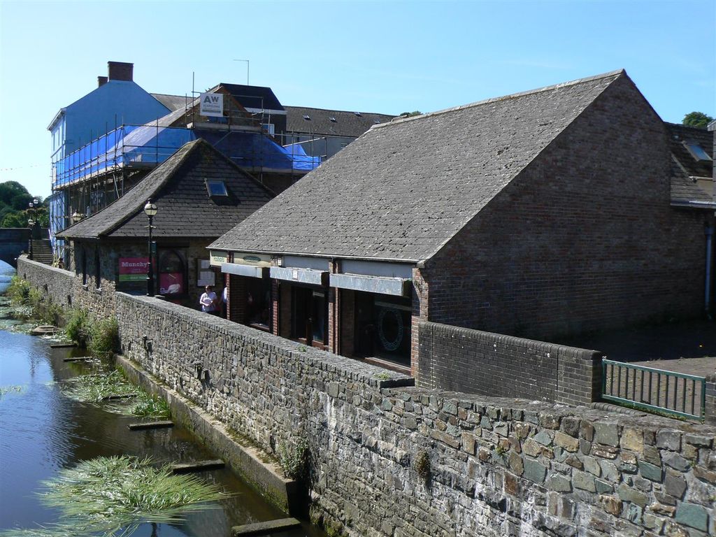 Commercial property to let in St. Marks Church, St. Thomas Avenue