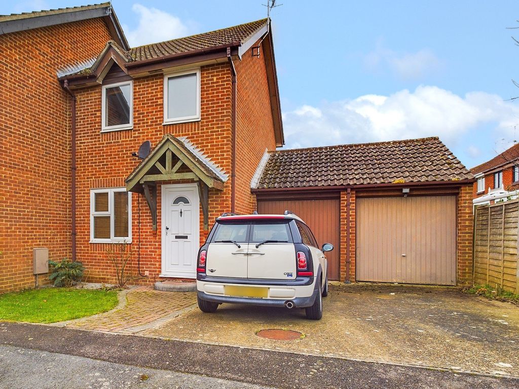 2 bed end terrace house for sale in Bridgnorth Close, Worthing BN13