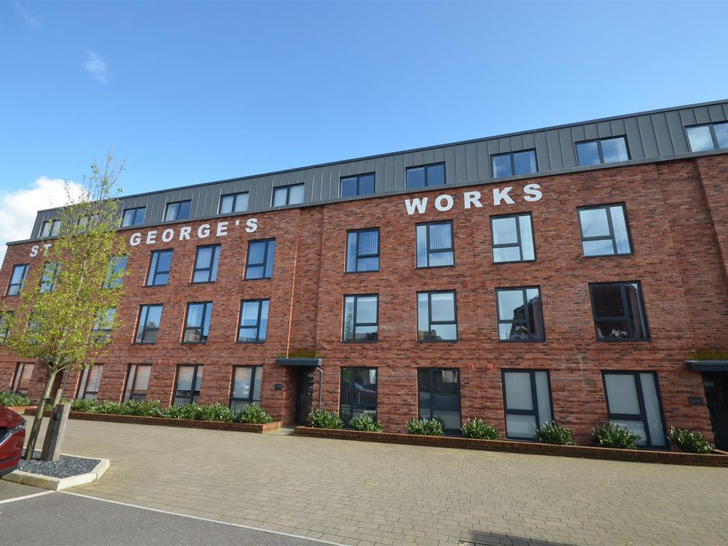 2 bed flat for sale in Silver Street, Trowbridge BA14, £215,000 Zoopla