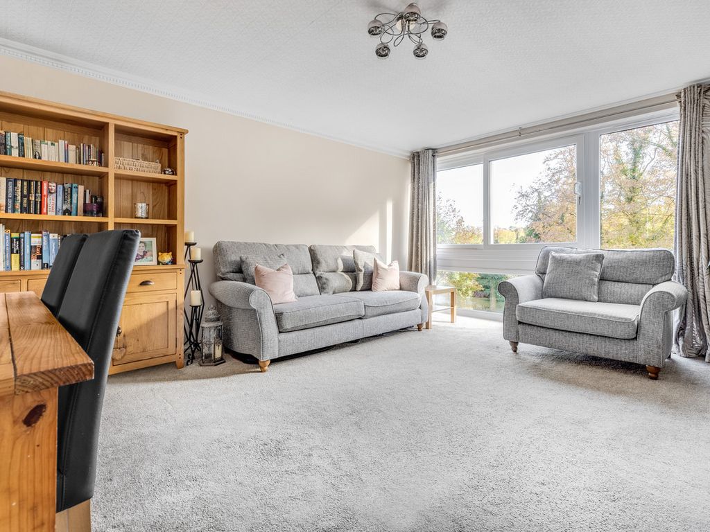 2 bed flat for sale in Underwood Road, Caterham CR3, £300,000 Zoopla