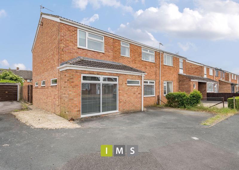 4 bed semidetached house for sale in Shaw Close, Bicester OX26, £