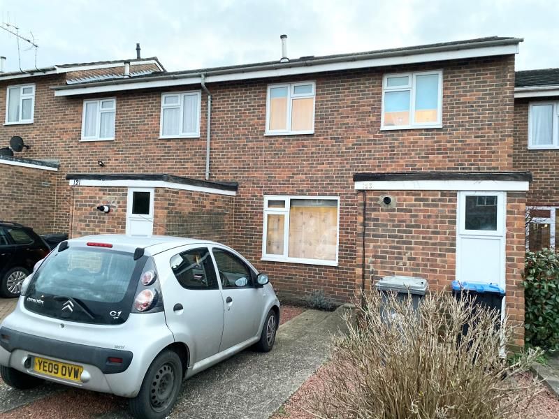 2 bed flat to rent in Orchard Way, Addlestone KT15, £1,500 pcm Zoopla