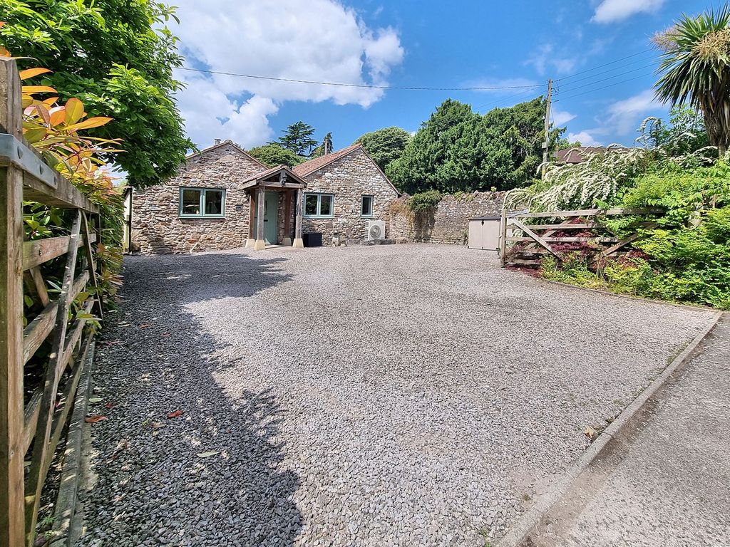 3 bed barn conversion for sale in Duck Street, Tytherington GL12, £