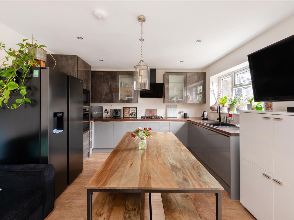 4 bed property for sale in Stroud Crescent, London SW15, £650,000 Zoopla
